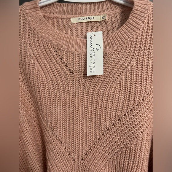 Pink sweater with details on shoulders, slightly cropped length - Picture 3 of 8